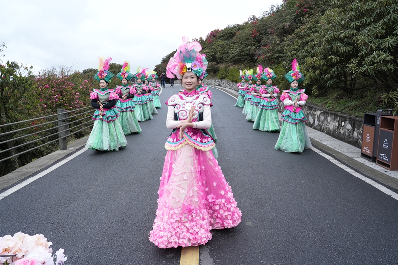 3月18日，百里杜鹃首场“花仙子”巡游现场。赵刚摄