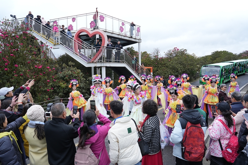 3月18日，“花仙子”巡游吸引了全国各地游客打卡、拍照。赵刚摄