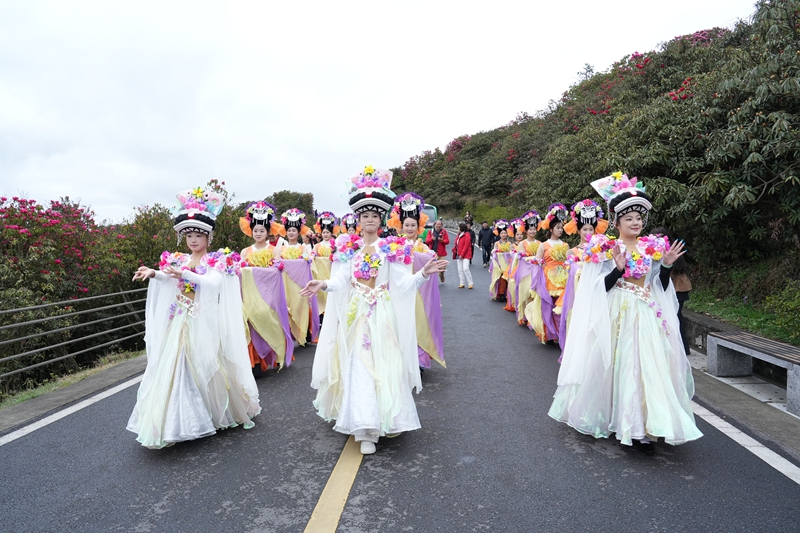3月18日，“花仙子”在万花丛中翩然巡游，吸引了全国各地游客参与。赵刚摄