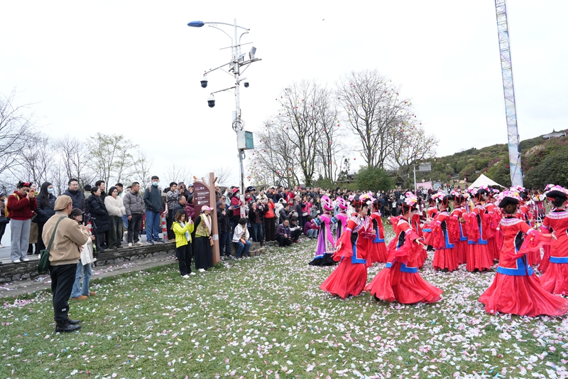 3月18日，“仙女散花”表演现场人山人海。赵刚摄