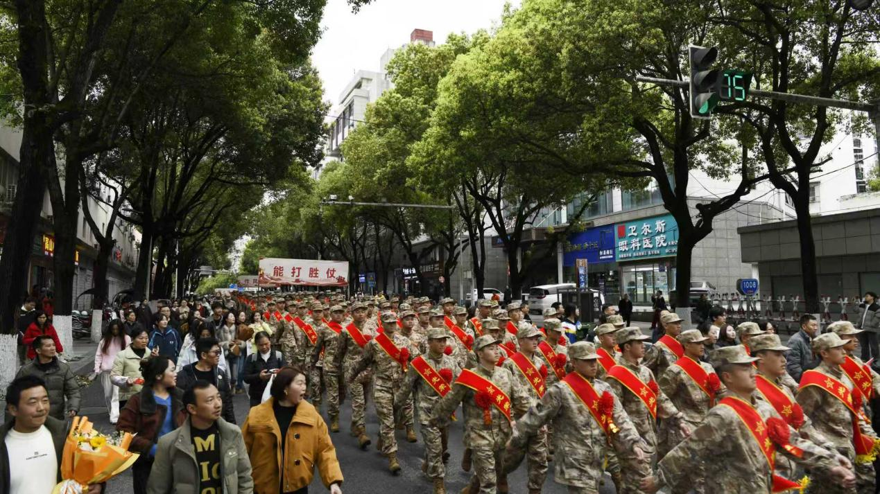铜仁市2026年上半年新兵入伍欢送仪式在中南门古城举行。