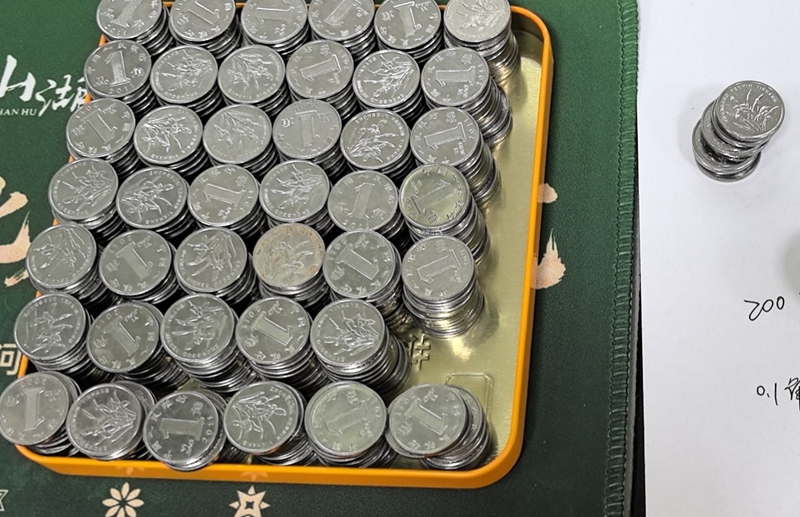 3、工作人员分拣好的硬币。.jpg