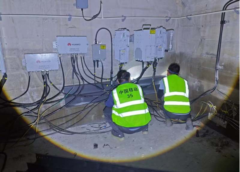 1 圖為技術人員調試高鐵沿線通信設備。