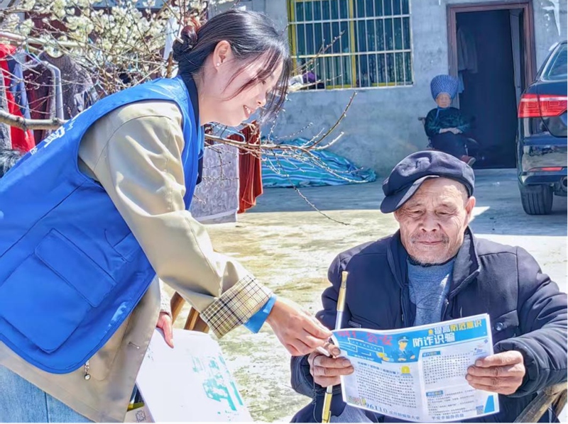 4 圖為銅仁移動組建 “心級服務小分隊”，將反詐宣傳陣地延伸至偏遠村寨。