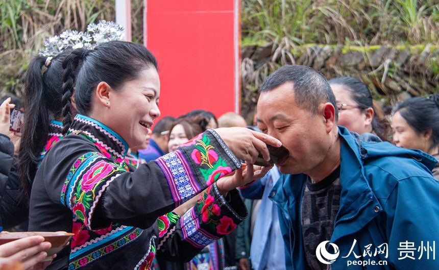 游客体验拦门酒。人民网 黄小桃摄