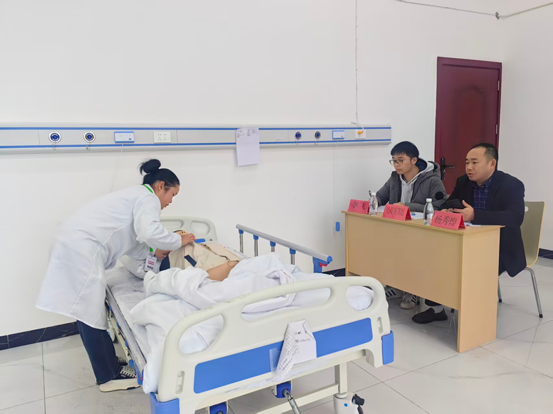 施秉县乡村医生在天使工程培训项目中参加实训。