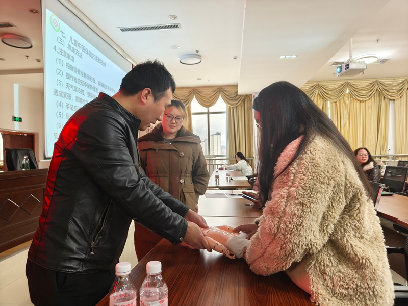 專家為基層醫務人員精准開展婦幼健康服務實操培訓。