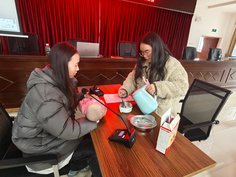 專家為基層醫務人員精准開展婦幼健康服務實操培訓。