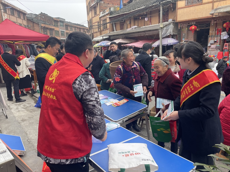 3、郵儲銀行員工在給群眾答疑解惑。