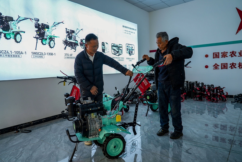 蔣華正為村民講解農機性能和使用要點。陸勁鬆 攝 (2)