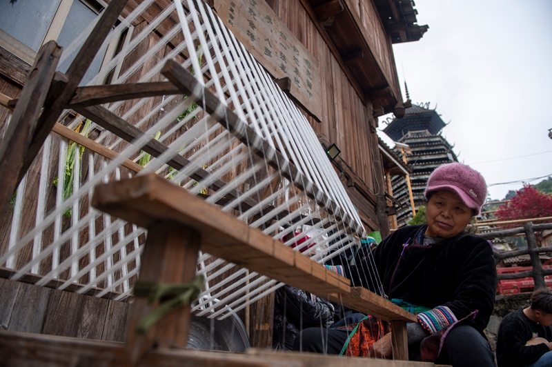 3月19日，在贵州省从江县高增乡占里侗寨，侗族同胞在进行手工织布前的穿筘。