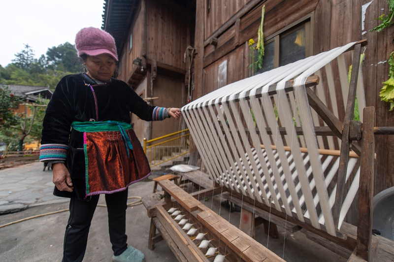 3月19日，在贵州省从江县高增乡占里侗寨，侗族同胞在进行手工织布前的穿筘。