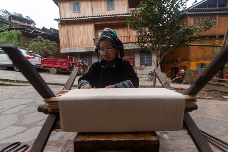 3月19日，在贵州省从江县高增乡占里侗寨，侗族同胞在进行手工织布前的穿综。