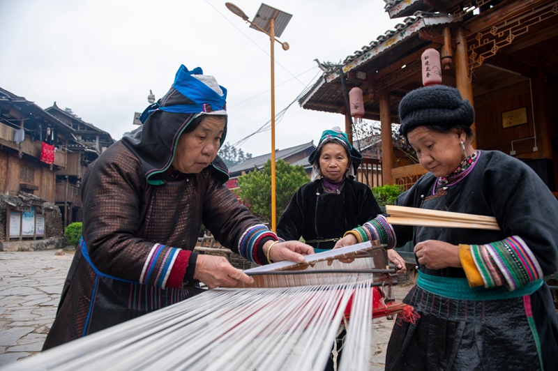 3月19日，在贵州省从江县高增乡占里侗寨，侗族同胞在进行手工织布前的牵纱。