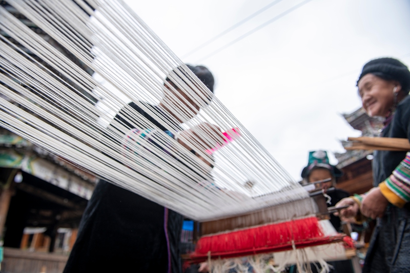 3月19日，在贵州省从江县高增乡占里侗寨，侗族同胞在进行手工织布前的牵纱。