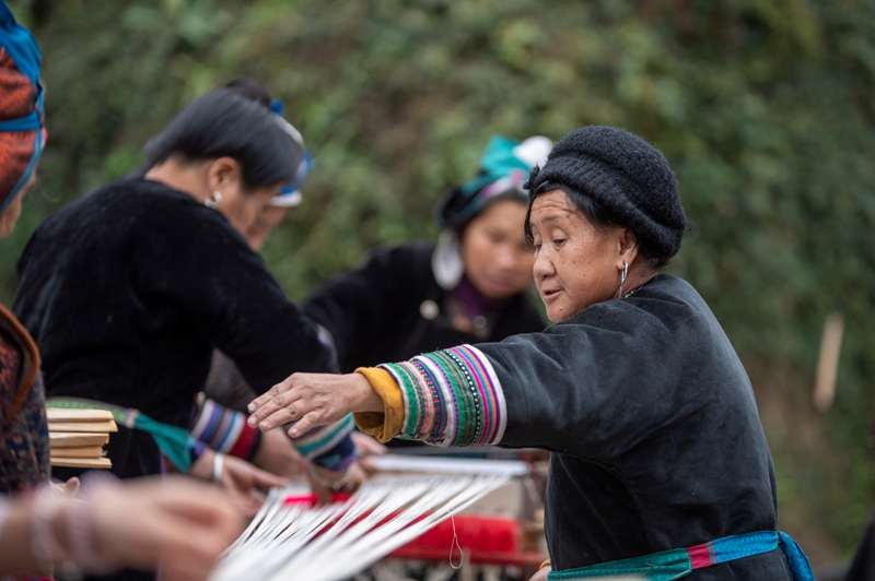 3月19日，在贵州省从江县高增乡占里侗寨，侗族同胞在进行手工织布前的牵纱。