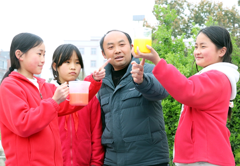 3月19日，貴州省畢節市黔西市鐵石苗族彝族鄉鐵石小學關工委的老師帶領孩子們在做趣味小實驗，學習節約用水知識。熊軍萬攝