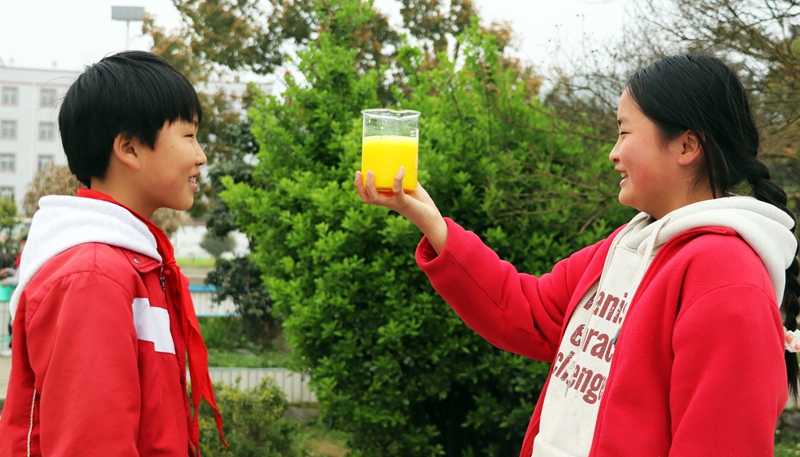 3月19日，在貴州省畢節市黔西市鐵石苗族彝族鄉鐵石小學，孩子們在做趣味小實驗，認識了解水知識。熊軍萬攝