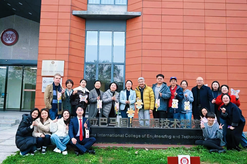 北阿学院中外师生制作花灯庆祝传统节日。贵州大学供图