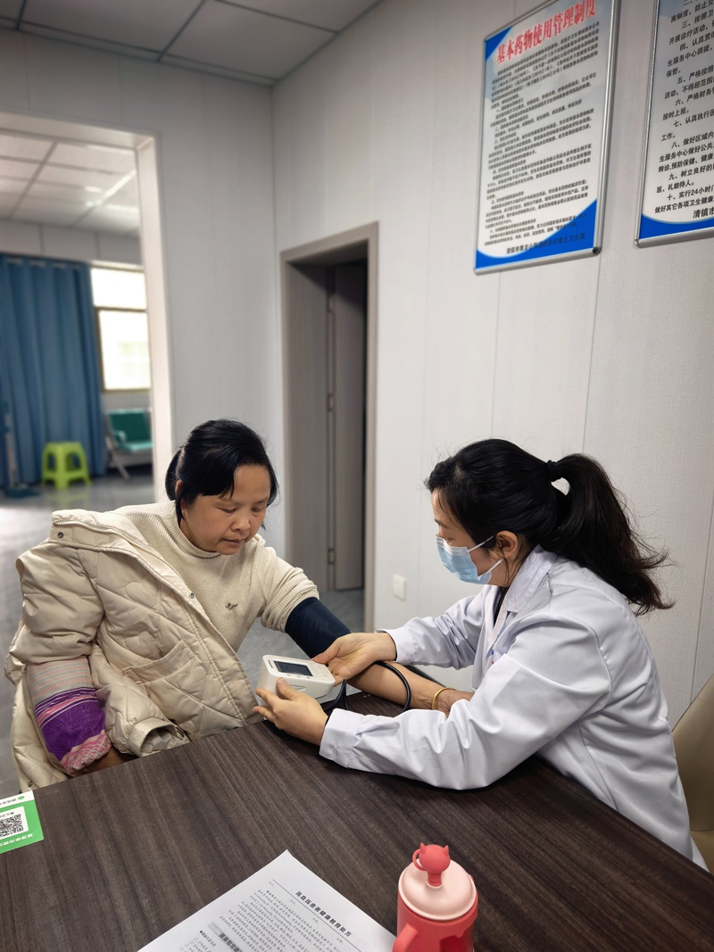 清鎮市青龍山街道陳亮村黃土衛生室鄉村醫師正在為病人測量血壓。