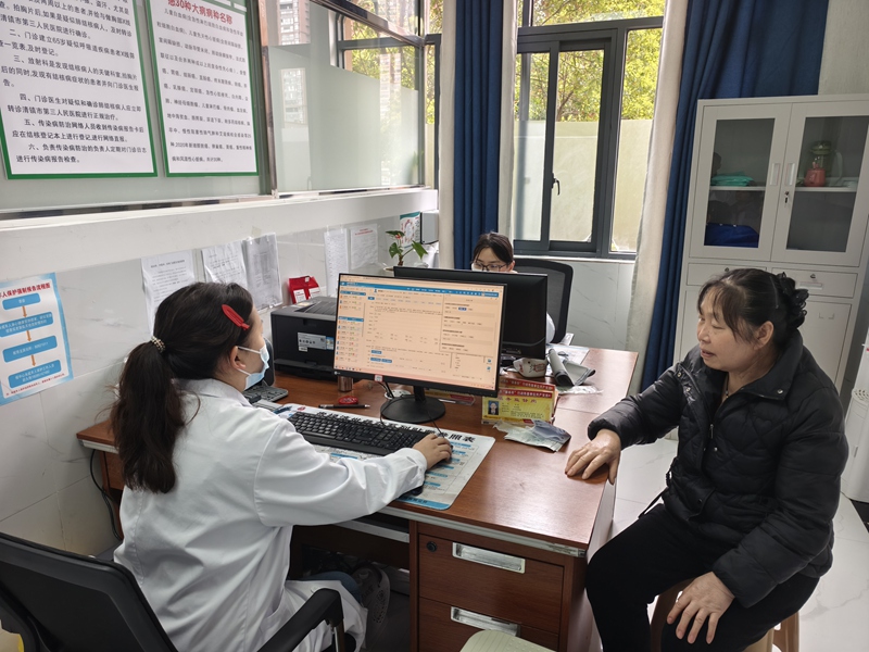 清鎮市中環社區衛生服務中心執業醫師朱明正在使用“AI醫生”為病人進行輔助診斷。劉波 攝