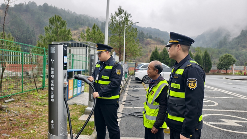 4 执法人员检查服务区新能源充电设施