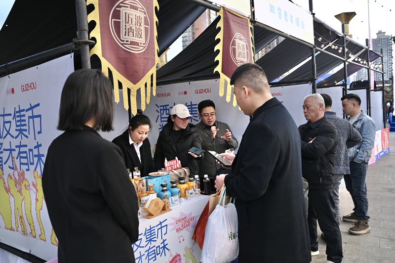 2、“酒友集市”現場人氣高漲。