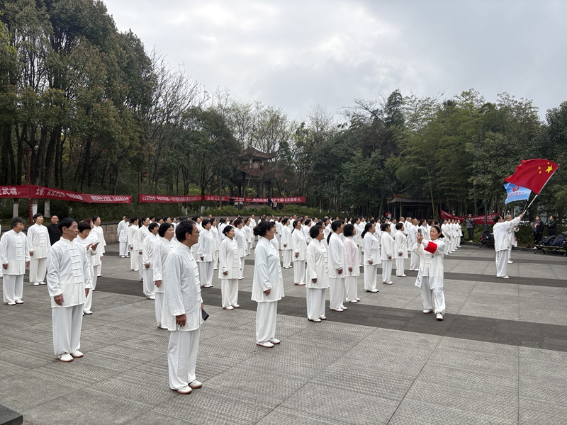 百余名太極愛好者身著統一太極服進行集體太極拳展演活動