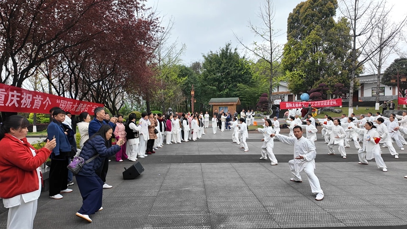 現場氛圍寧靜祥和，引來市民駐足觀看