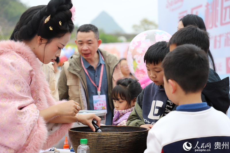 非遗手作吸引市民游客体验。人民网 龙章榆 摄