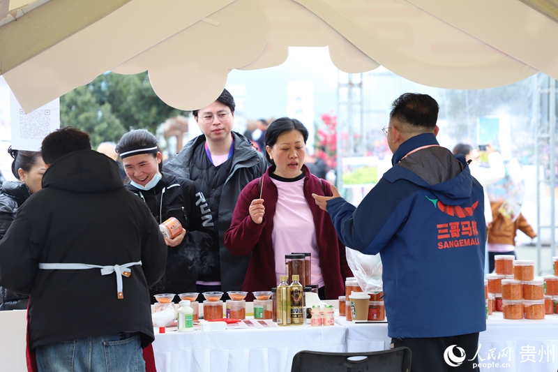 赛事配套乡村市集，激活乡村消费新场景。人民网 龙章榆 摄