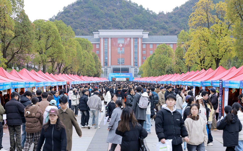 3、招聘会现场。