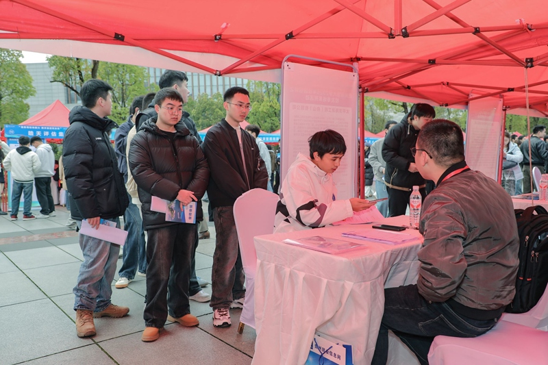 4、招聘会现场。