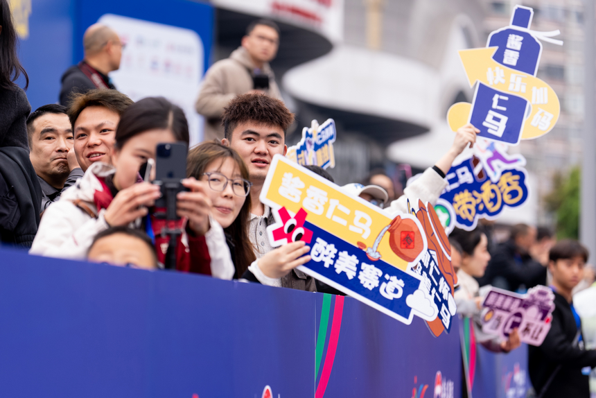 比赛现场，观众为参加比赛的运动员加油。人民网记者 涂敏摄