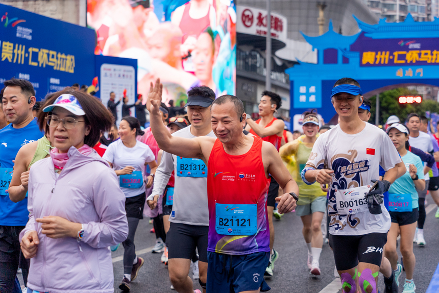 2026贵州·仁怀马拉松赛现场。人民网记者 涂敏摄