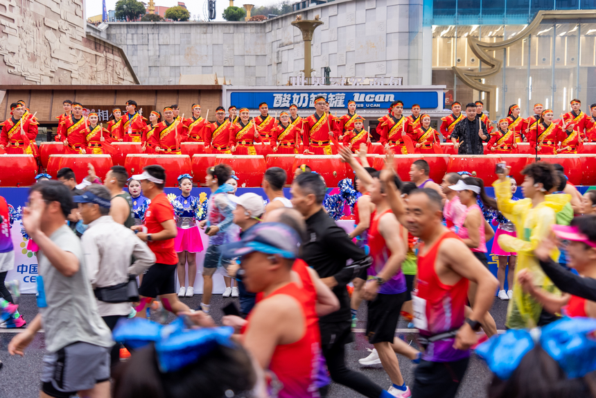 2026贵州·仁怀马拉松赛现场。人民网记者 涂敏摄