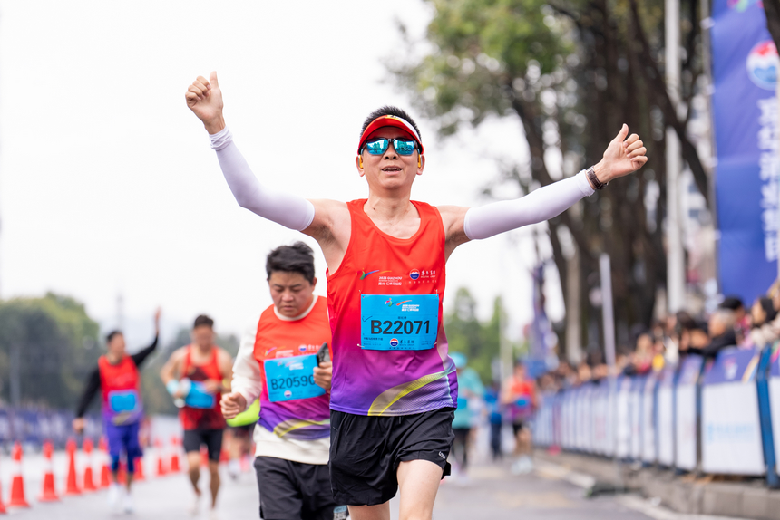 2026贵州·仁怀马拉松赛现场。人民网记者 涂敏摄