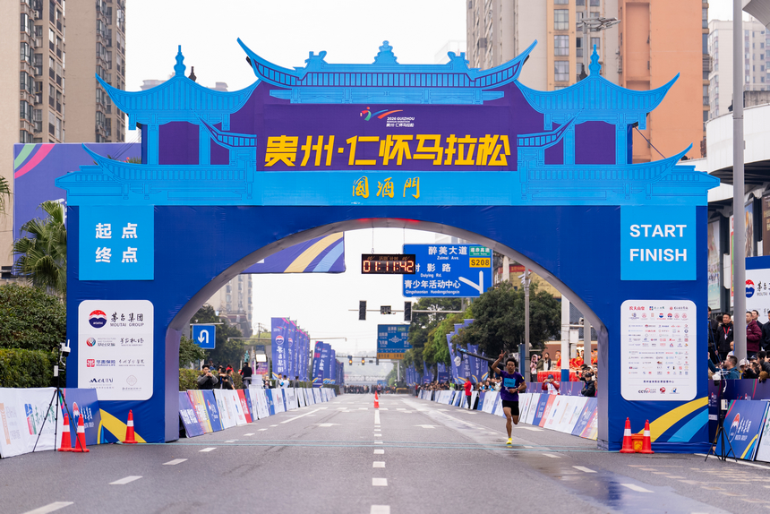 参加半程马拉松项目的运动员冲过终点线。人民网记者 涂敏摄