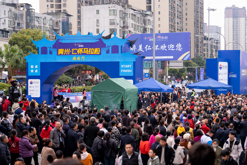 比赛现场，观众为参加比赛的运动员加油。人民网记者 涂敏摄