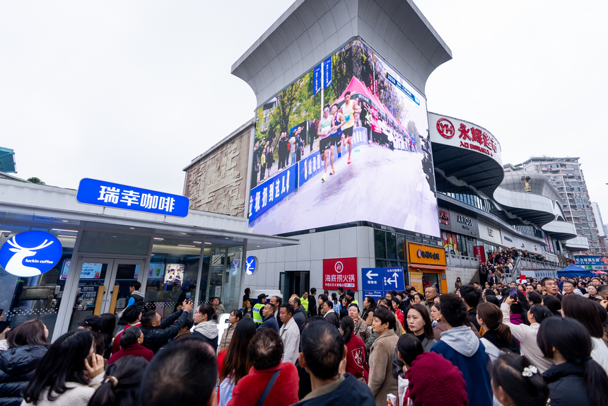 比赛现场，观众为参加比赛的运动员加油。人民网记者 涂敏摄