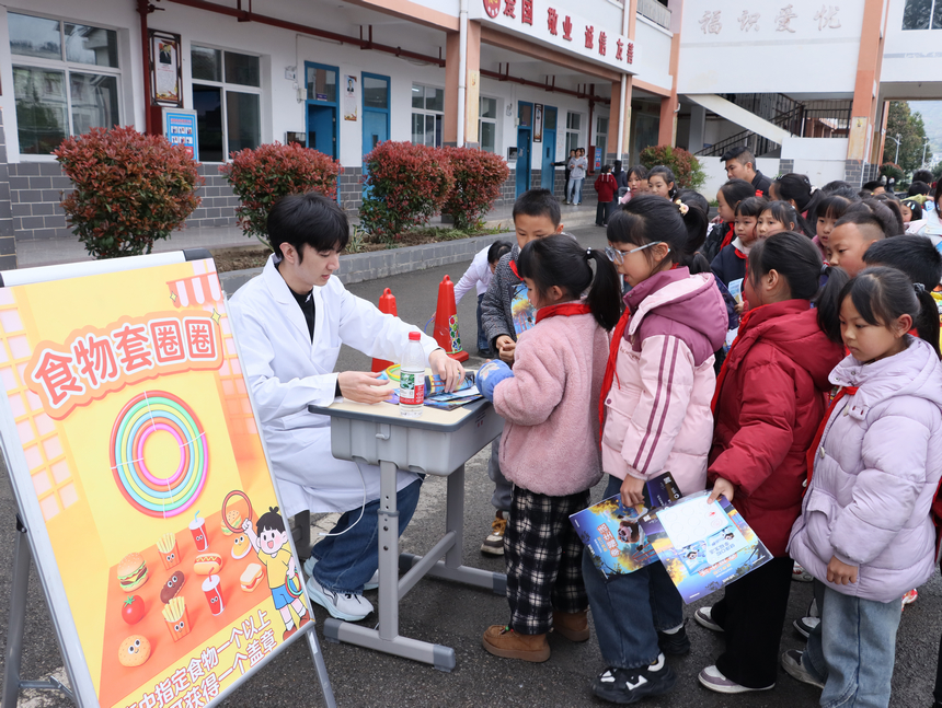 开阳县民族学校活动现场。