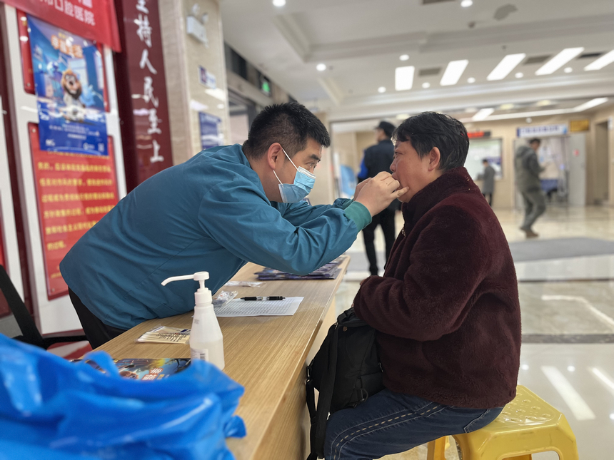 行政后勤一、二党支部、临床五党支部在贵阳市口腔医院一楼大厅义诊。
