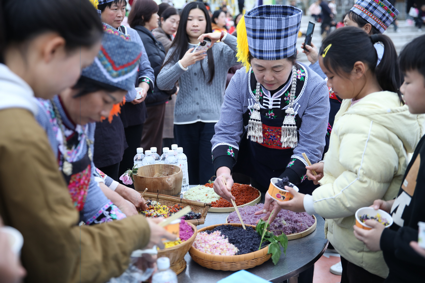 為觀眾分裝糯米飯。
