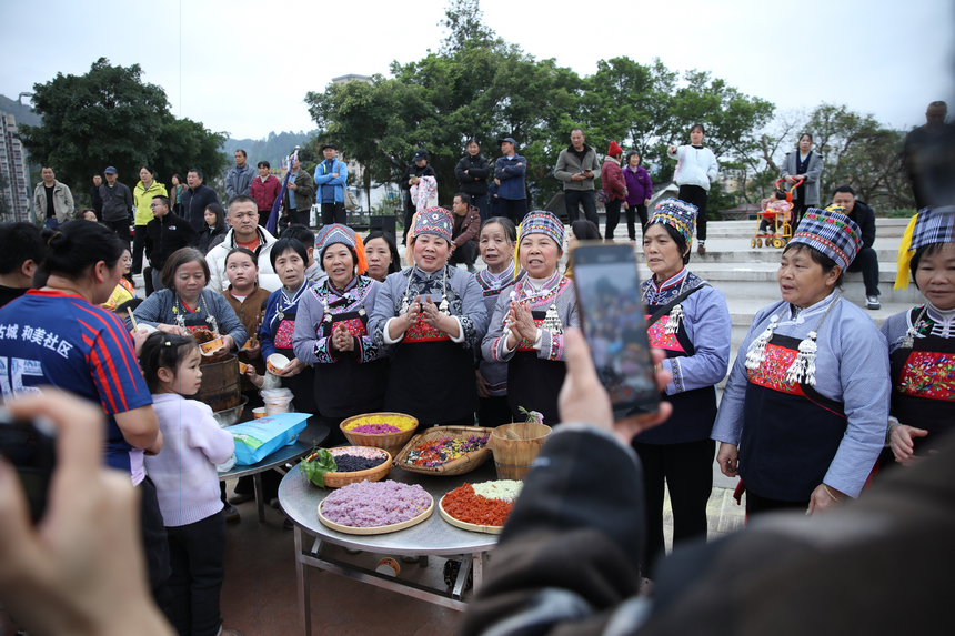 身著民族服飾的群眾來現場為球員加油。