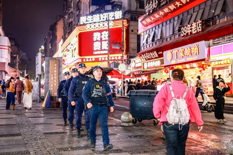 特警值守民生路段。