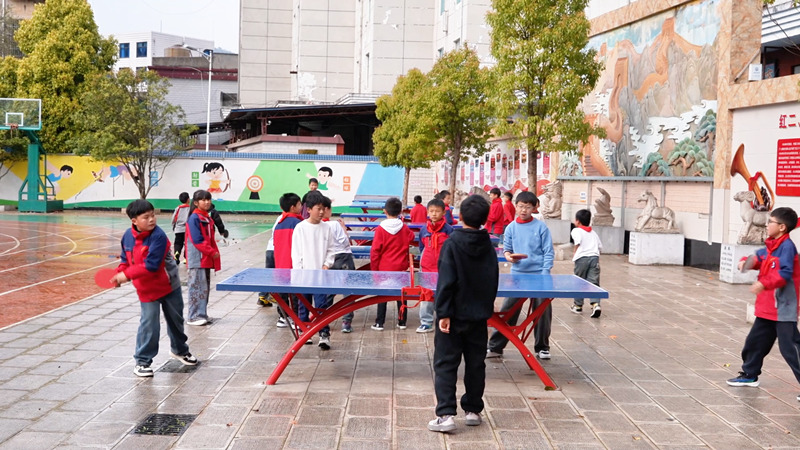 盘州市双凤镇凤城小学，学生们在打乒乓球。