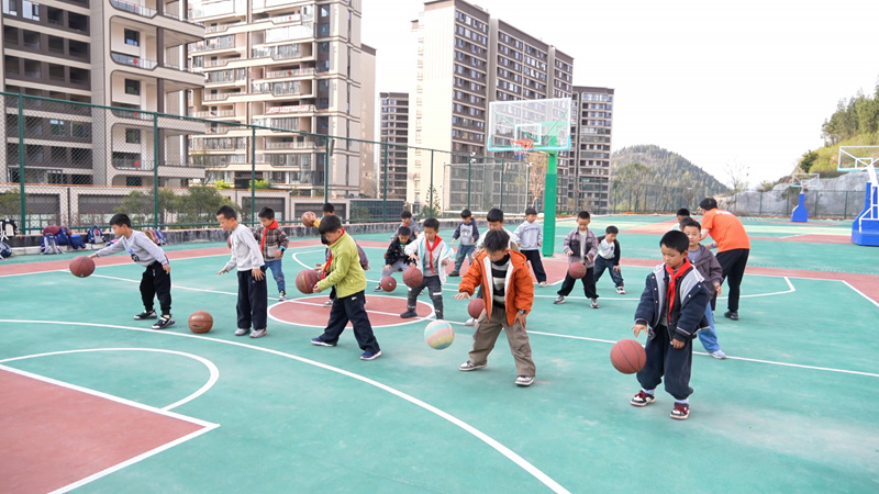 盘州市第十二小学，学生们在练习篮球。
