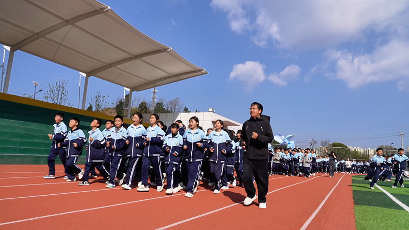 盘州市第四中学，教师与学生共跑。