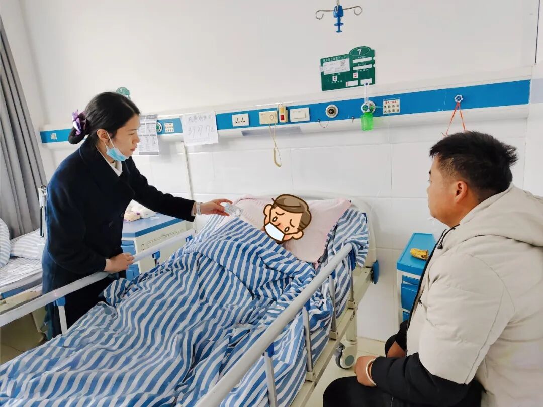 工作人员到医院核实客户病情。