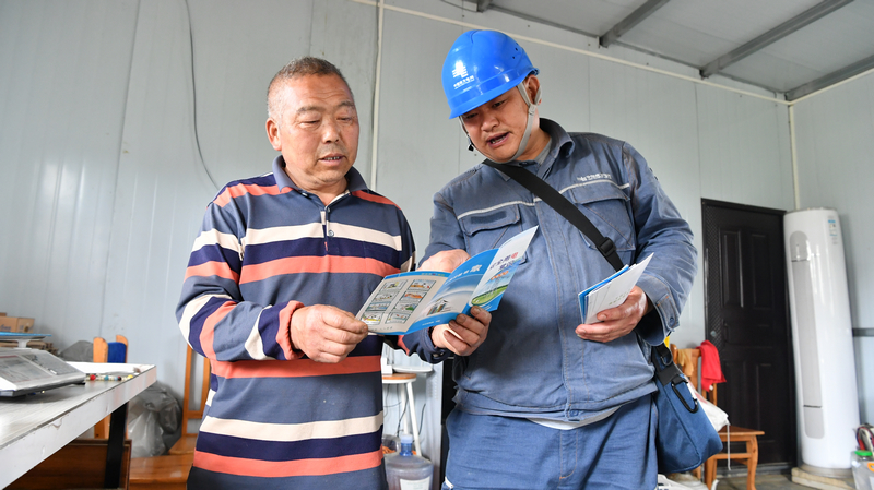 工作人員給客戶普及安全用電知識。